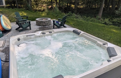 Standish House | NEWLY BUILT COTTAGE by Big Sebago 3br + loft, beach, Salt water hot tub,