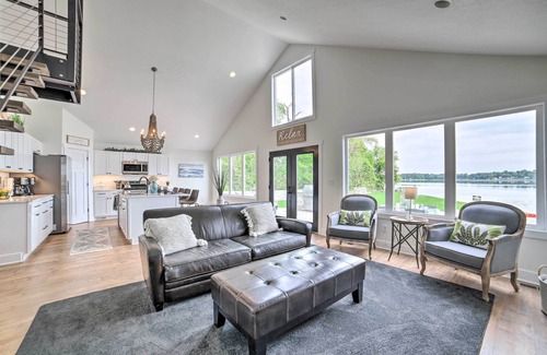 Jackson House | Newly Built Gilletts Lake Gem: Dock & Hot Tub