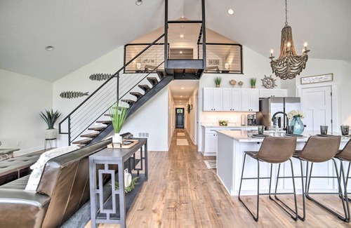 Jackson House | Newly Built Gilletts Lake Gem: Dock & Hot Tub