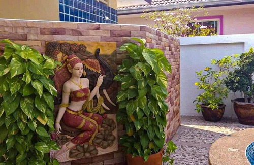 Rayong House | Newly built guest house directly at the pool