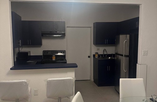 Golden Glades House | Newly Built House In The HEART OF MIAMI! FREE PARKING, POOL, WIFI, A/C & SAFE.