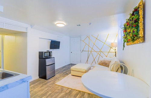 Payne - Phalen Apartment | Newly Built King Bed Suite
