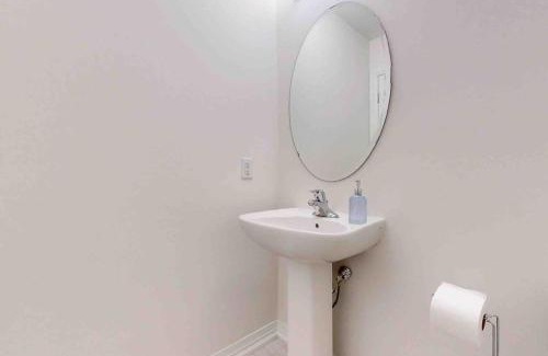 Brampton House | NEWLY BUILT LUXURIOUS 3BRM TOWN HS/AIRPORT/PARKING