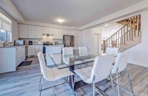 Brampton House | NEWLY BUILT LUXURIOUS 3BRM TOWN HS/AIRPORT/PARKING