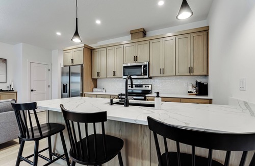 Eugene House | Newly Built Modern Farmhouse - Close to Autzen