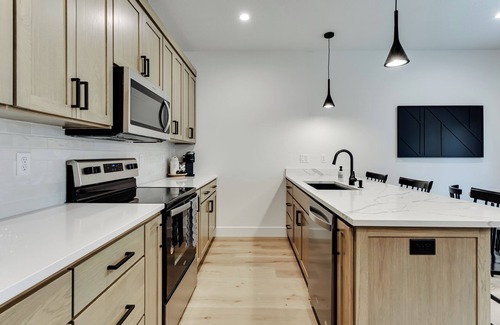 Eugene House | Newly Built Modern Farmhouse - Close to Autzen