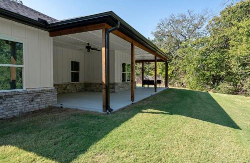 Tulsa House | Newly Built Modern Getaway on Private Acreage!