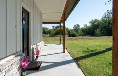 Tulsa House | Newly Built Modern Getaway on Private Acreage!
