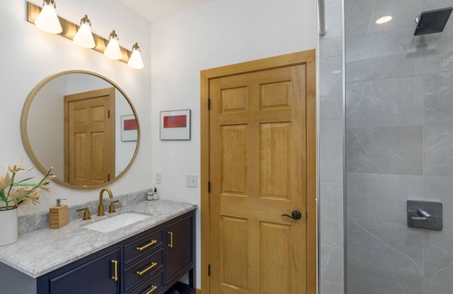 Markesan House | Newly Built Modern Home and 2 Guest Cottages w/ the Best Views on Green Lake!