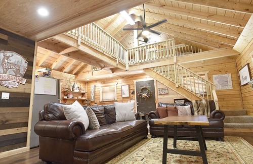 Inglis Cabin | Newly Built Rustic Cabin with all the amenities