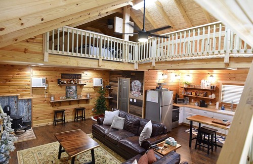 Inglis Cabin | Newly Built Rustic Cabin with all the amenities