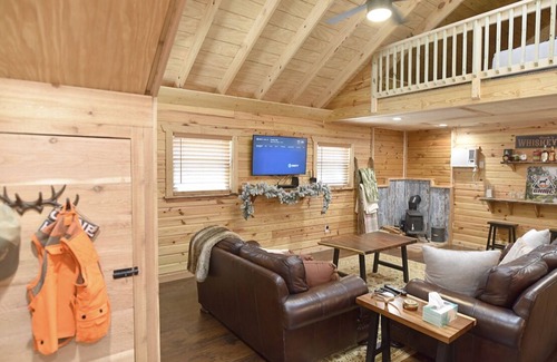 Inglis Cabin | Newly Built Rustic Cabin with all the amenities