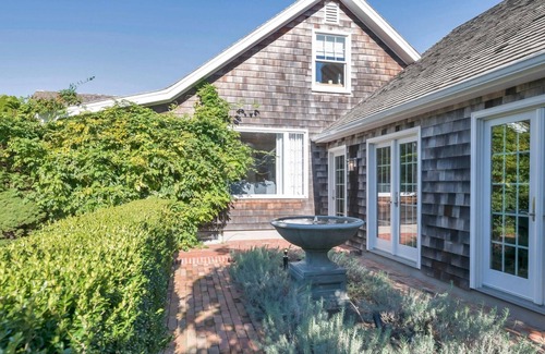 Amagansett Lanes House | Newly Completed - Steps to Beach and Town