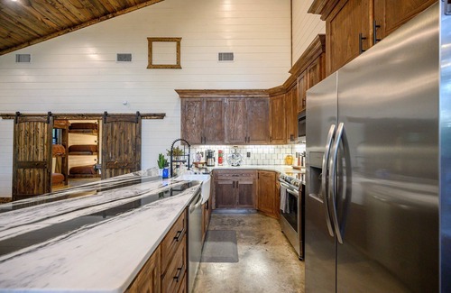 Pickens Cabin | Newly Constructed Wild Thang, a spacious 6-bedroom retreat with a pickleball court