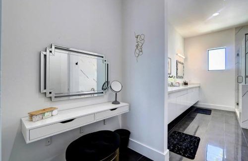 Houston House | Newly Constructed Winsome Village - A Galleria Area