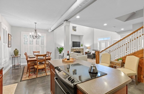MLK University House | Newly Decorated Downtown Chattanooga Home, Sleeps 6-8,