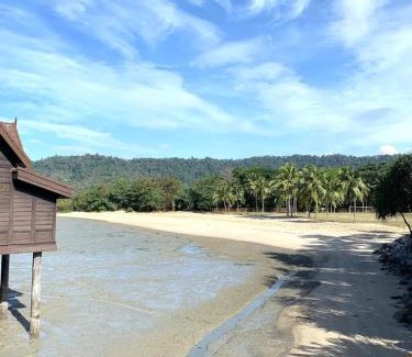 Kuala Teriang House | Newly Furbished Studio Seavilla for 4pax