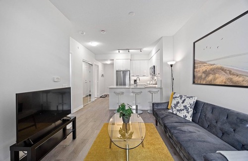 Hurontario Condo | Newly Furnished 1BR Suite w Balcony & Free Parking