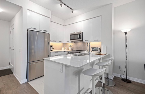 Hurontario Condo | Newly Furnished 1BR Suite w Balcony & Free Parking