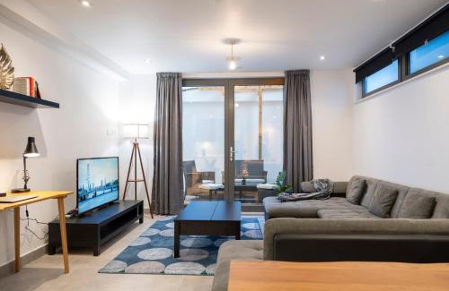 Kentish Town Apartment | Newly Furnished Apt w/Patios - Hampstead Heath