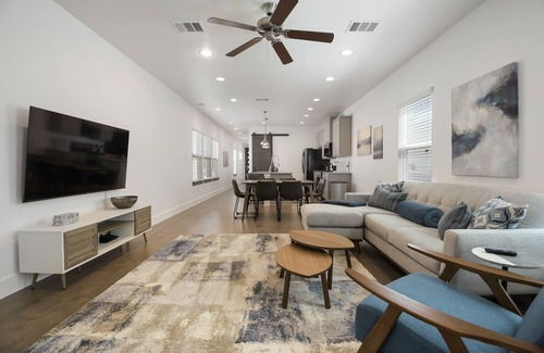 Mahncke Park House | Newly furnished near botanical garden/pearl/downtown - & playspace for the kids!
