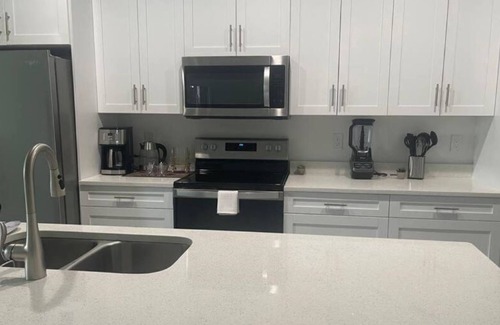 Eisenhower House | Newly Furnished, Private area with Beautiful Sunsets, Family/Pet-Friendly!