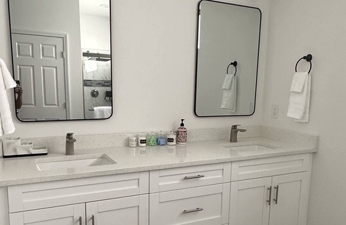 Eisenhower House | Newly Furnished, Private area with Beautiful Sunsets, Family/Pet-Friendly!