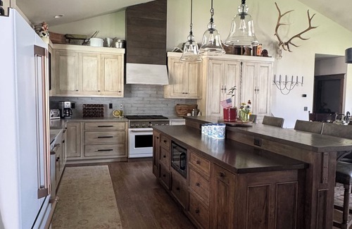 Gardiner House | Newly Listed Rustic Elegant Home ~ 5 Mins to Yellowstone National Park