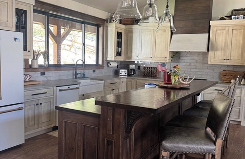 Gardiner House | Newly Listed Rustic Elegant Home ~ 5 Mins to Yellowstone National Park