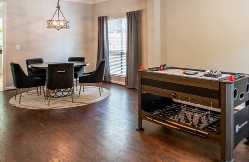 Sand Ridge House | NEWLY LISTED ~ Stylish & Comfy ~ 15min to Downtown