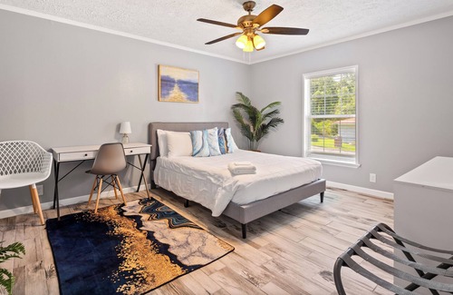 Daphne House | Newly Listed! Traveling nurses and business professionals welcome!