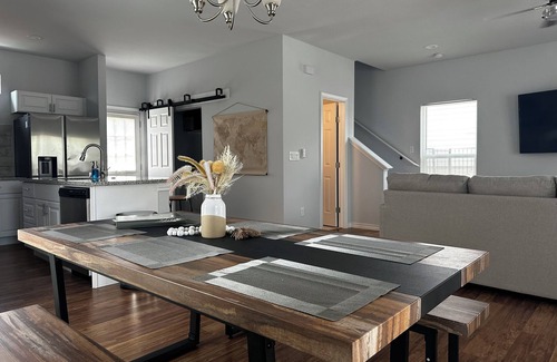 San Antonio House | Newly Modeled Family-Sized Condo 5 mins away from Downtown San Antonio!
