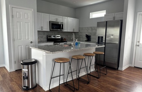 San Antonio House | Newly Modeled Family-Sized Condo 5 mins away from Downtown San Antonio!