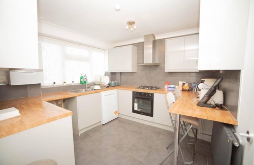 Gravesend House | Newly refurbished three bedroom house with two parking spaces .