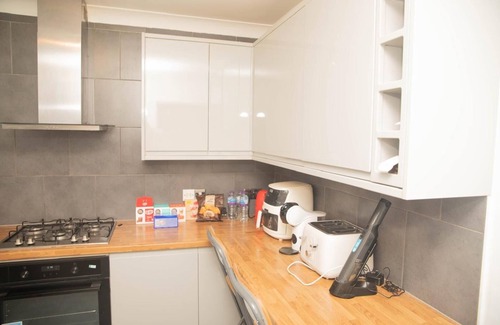 Gravesend House | Newly refurbished three bedroom house with two parking spaces .