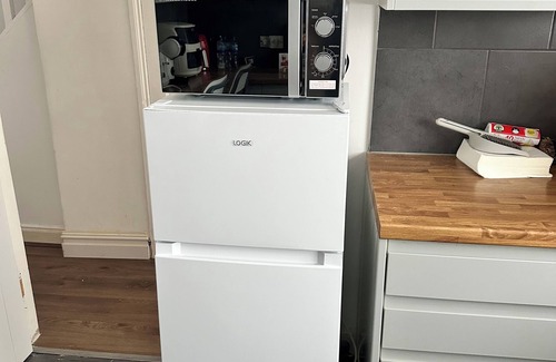 Gravesend House | Newly refurbished three bedroom house with two parking spaces .