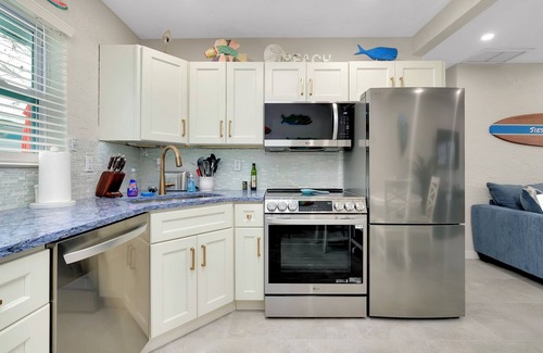 Siesta Key Villa | Newly Remodeled-150 Yards to Beach and Restaurants!