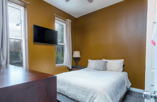 Ducktown Apartment | NEWLY REMODELED 2 bedroom, 10 min to downtown! McKinley park!