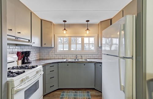 Lakeview House | Newly remodeled 3 bedroom, 1 bath Lake getaway home.