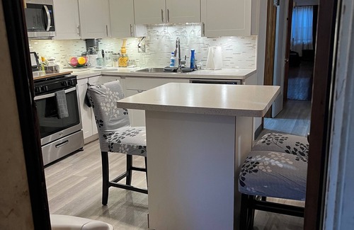 Chicago Lawn Apartment | Newly remodeled 3 bedroom apt, a hidden gem 20 min to almost anyplace in Chicago