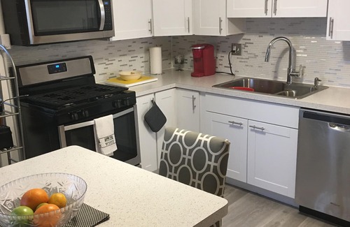 Chicago Lawn Apartment | Newly remodeled 3 bedroom apt, a hidden gem 20 min to almost anyplace in Chicago