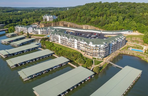 Camdenton Condo | Newly remodeled 4BDR/3BA modern condo with 12x28 BOAT SLIP