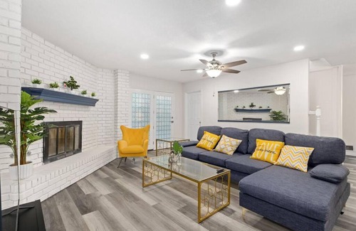 Allen House | Newly remodeled 5BR 3BA w/pool 16 ppl