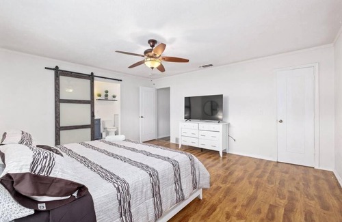 Allen House | Newly remodeled 5BR 3BA w/pool 16 ppl