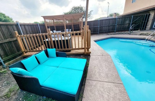 Allen House | Newly remodeled 5BR 3BA w/pool 16 ppl