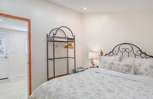 South Britain Cottage | Newly remodeled cottage on private road. Close to Lake Zoar!