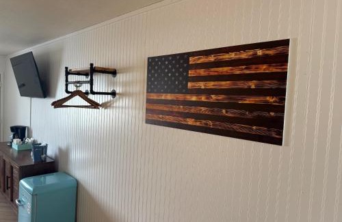 Laurie Apartment | Newly Remodeled Deluxe King Suite
