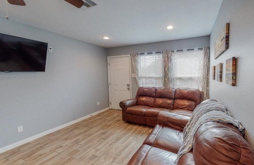 Dallas House | Newly remodeled home 15 mins from downtown & bishop arts