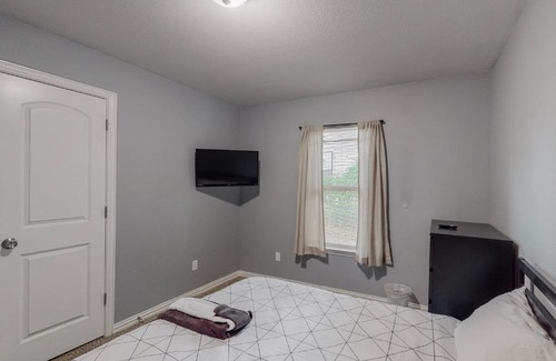 Dallas House | Newly remodeled home 15 mins from downtown & bishop arts