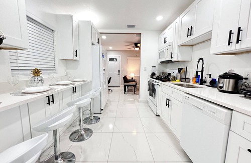 Tampa House | Newly Remodeled Home By Airport & Stadium In The Heart Of Tampa